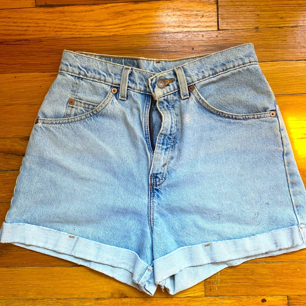Vintage Levis high waist loose denim shorts !